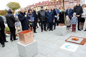 Umieszczenie Kapsuły Czasu na rynku w Serocku