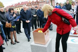 Umieszczenie Kapsuły Czasu na rynku w Serocku