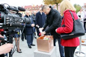 Umieszczenie Kapsuły Czasu na rynku w Serocku