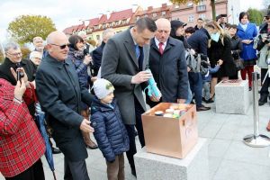 Umieszczenie Kapsuły Czasu na rynku w Serocku